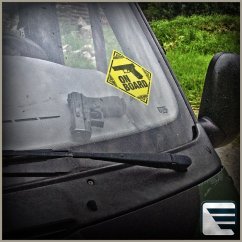 AUFKLEBER - GUN ON BOARD - auf Fenster